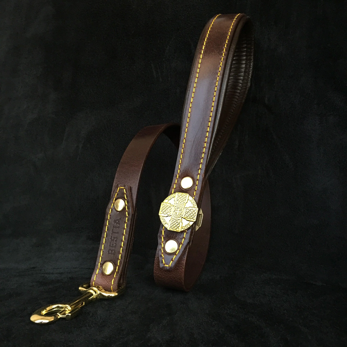Bestia Maximus brown leather dog lead with brass medallion